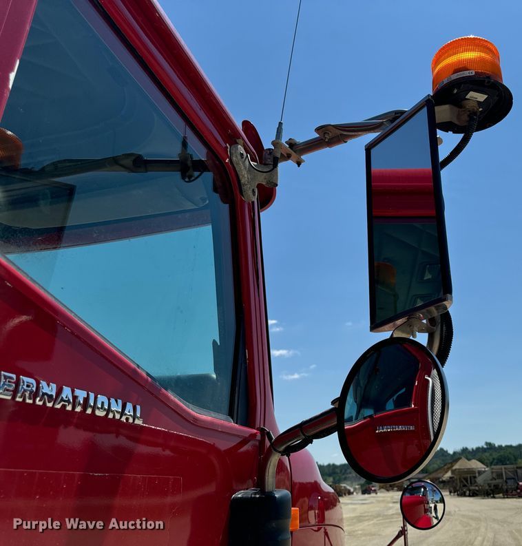 image for item EH4375 2002 International 9400i semi truck