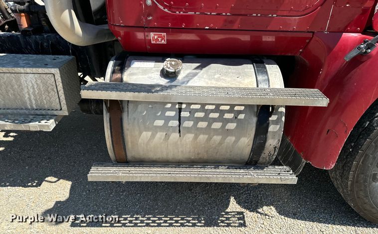 image for item EH4375 2002 International 9400i semi truck