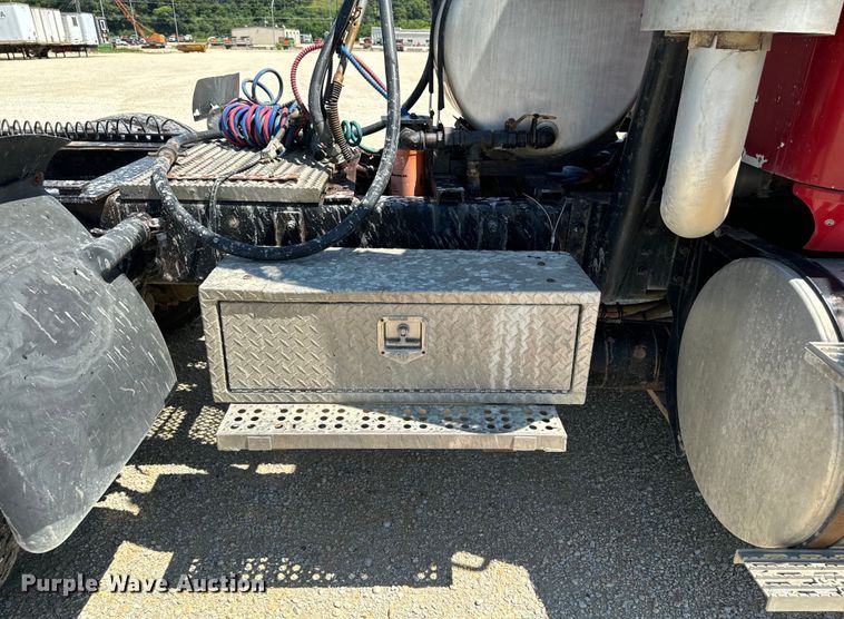 image for item EH4375 2002 International 9400i semi truck