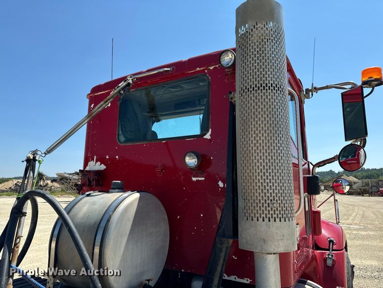 image for item EH4375 2002 International 9400i semi truck