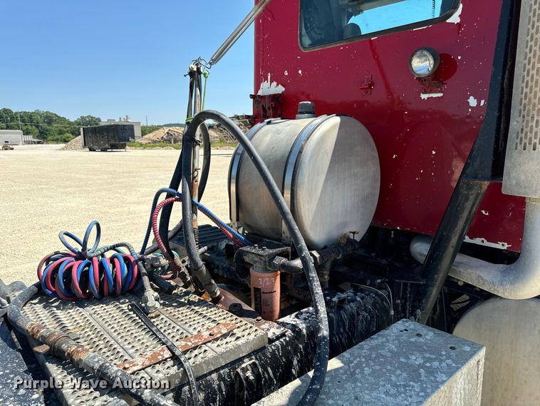 image for item EH4375 2002 International 9400i semi truck