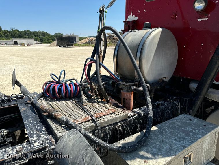 image for item EH4375 2002 International 9400i semi truck