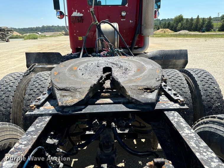 image for item EH4375 2002 International 9400i semi truck