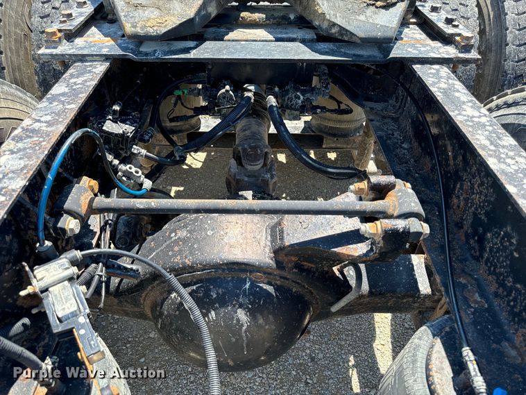 image for item EH4375 2002 International 9400i semi truck