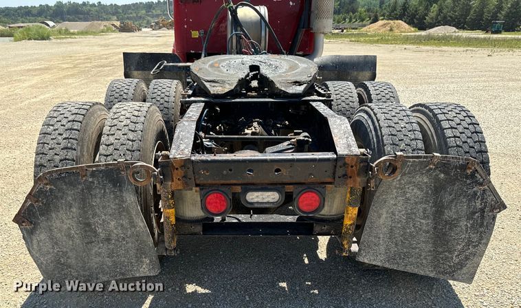 image for item EH4375 2002 International 9400i semi truck