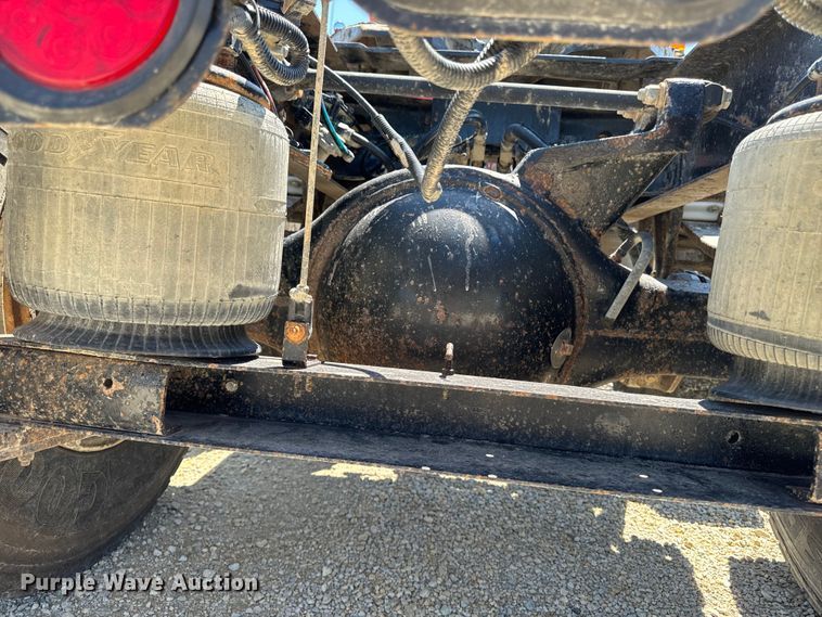 image for item EH4375 2002 International 9400i semi truck