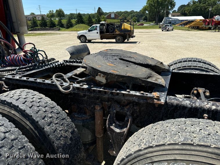 image for item EH4375 2002 International 9400i semi truck