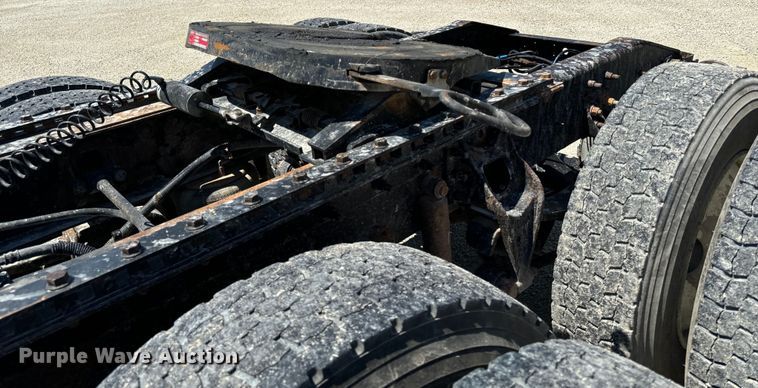 image for item EH4375 2002 International 9400i semi truck