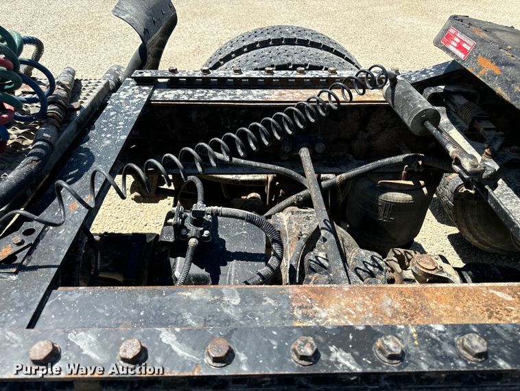 image for item EH4375 2002 International 9400i semi truck