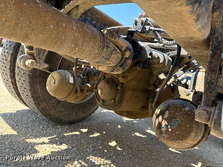 image for item EH4375 2002 International 9400i semi truck