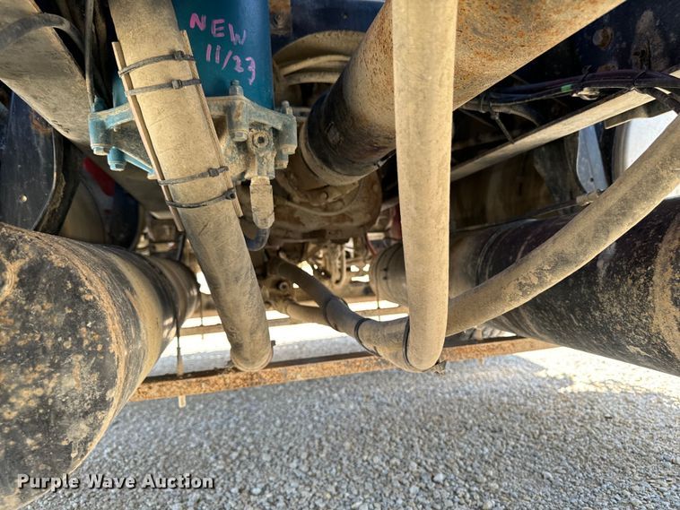 image for item EH4375 2002 International 9400i semi truck