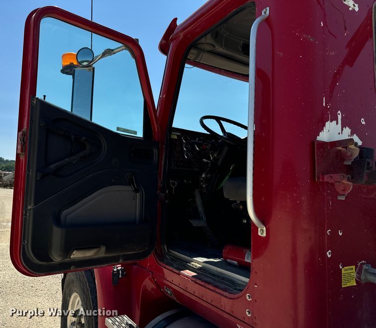 image for item EH4375 2002 International 9400i semi truck