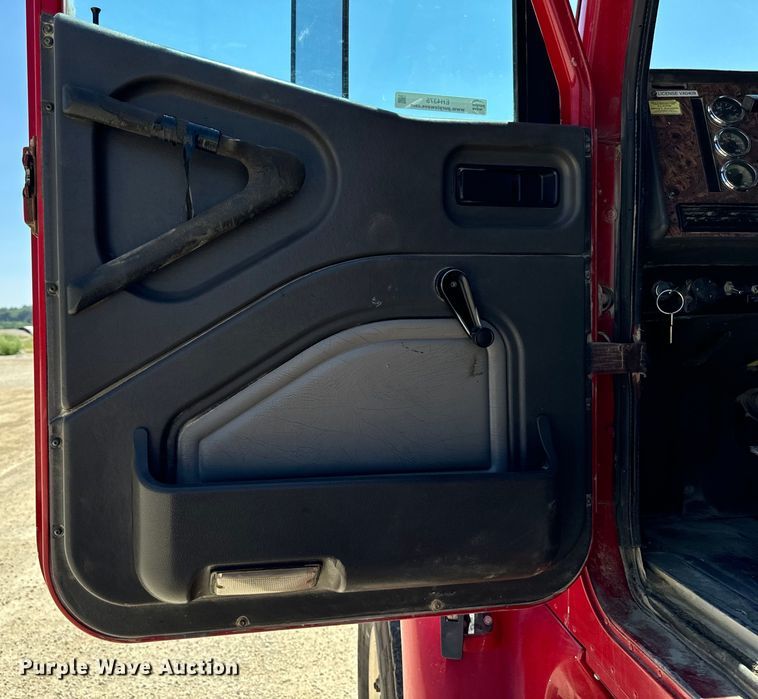 image for item EH4375 2002 International 9400i semi truck