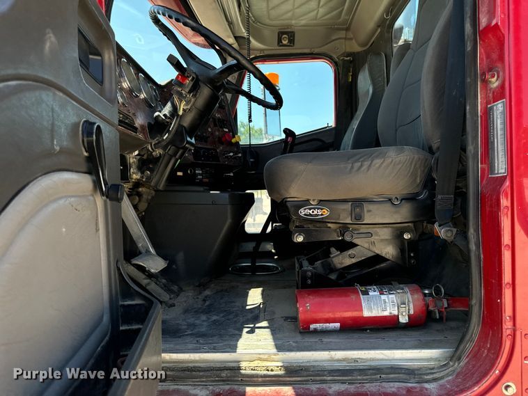 image for item EH4375 2002 International 9400i semi truck