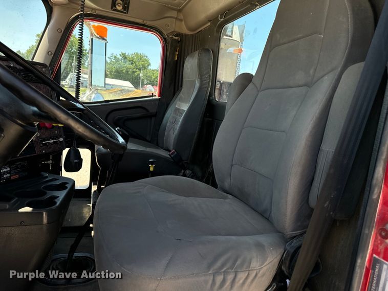 image for item EH4375 2002 International 9400i semi truck