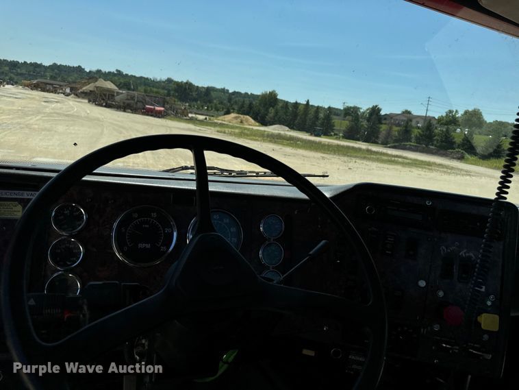 image for item EH4375 2002 International 9400i semi truck