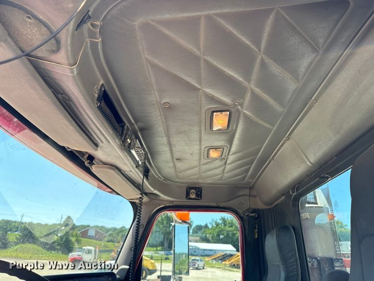 image for item EH4375 2002 International 9400i semi truck