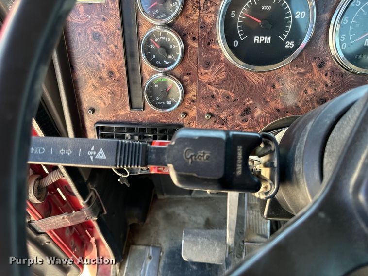 image for item EH4375 2002 International 9400i semi truck