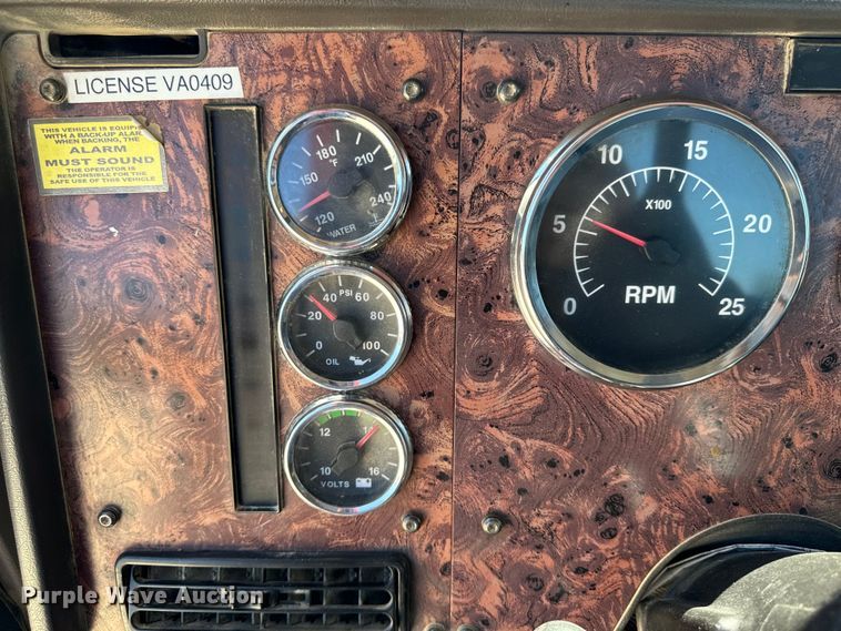 image for item EH4375 2002 International 9400i semi truck