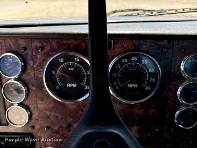 image for item EH4375 2002 International 9400i semi truck