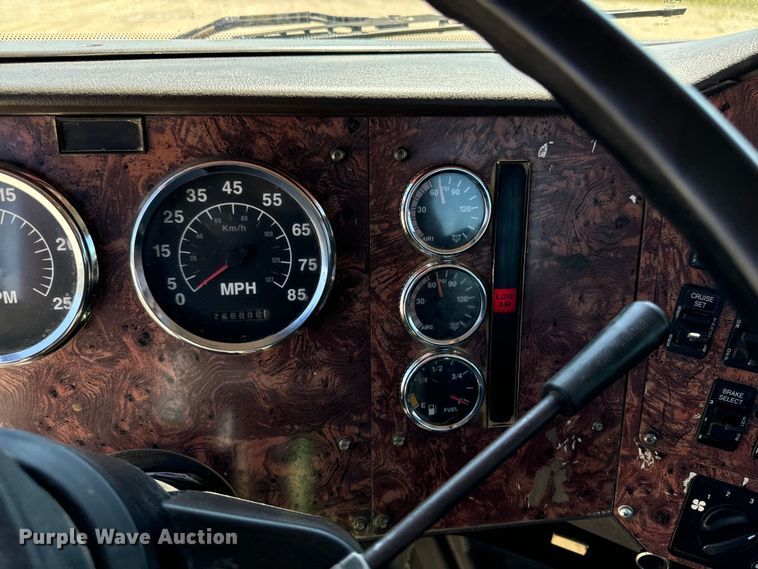 image for item EH4375 2002 International 9400i semi truck