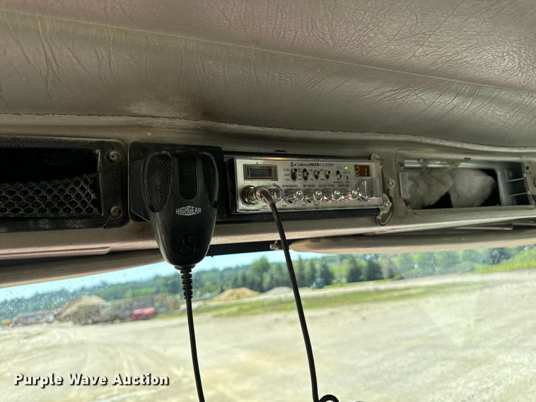 image for item EH4375 2002 International 9400i semi truck