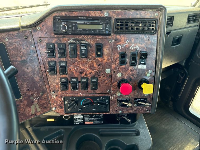 image for item EH4375 2002 International 9400i semi truck