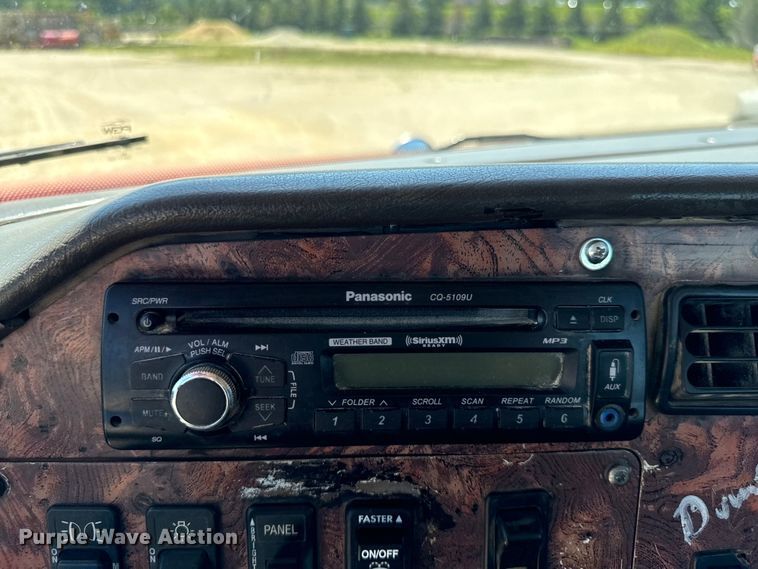 image for item EH4375 2002 International 9400i semi truck