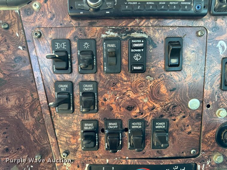 image for item EH4375 2002 International 9400i semi truck