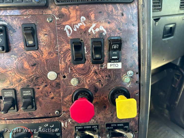 image for item EH4375 2002 International 9400i semi truck