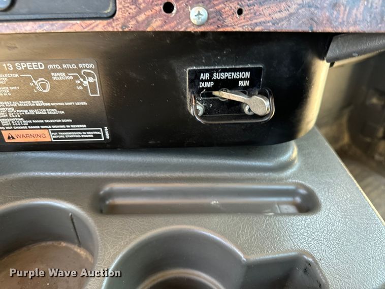 image for item EH4375 2002 International 9400i semi truck