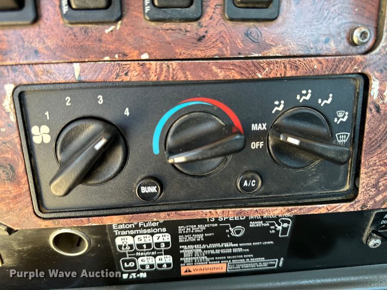 image for item EH4375 2002 International 9400i semi truck