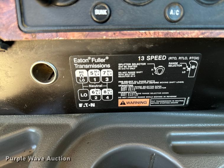 image for item EH4375 2002 International 9400i semi truck