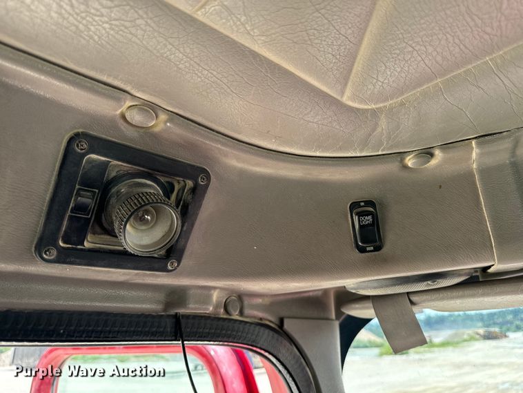 image for item EH4375 2002 International 9400i semi truck