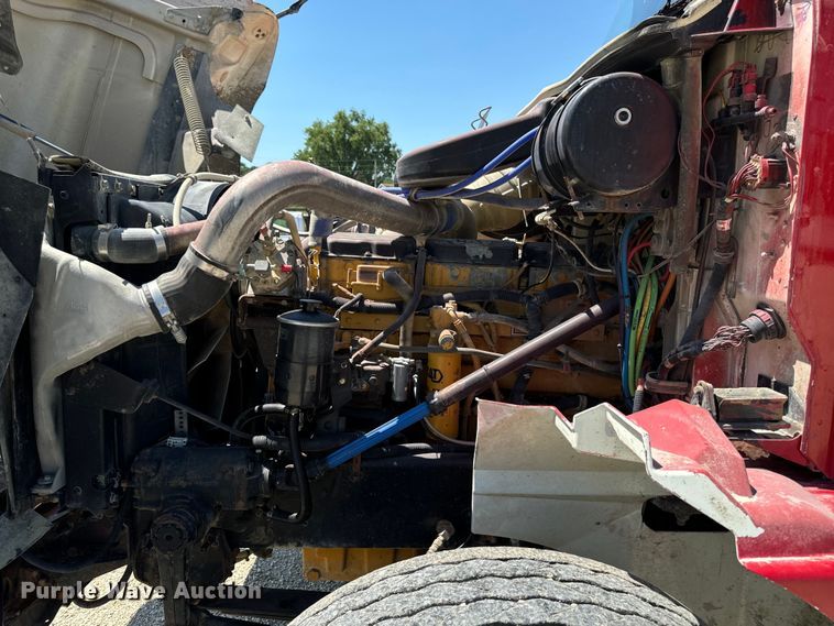 image for item EH4375 2002 International 9400i semi truck