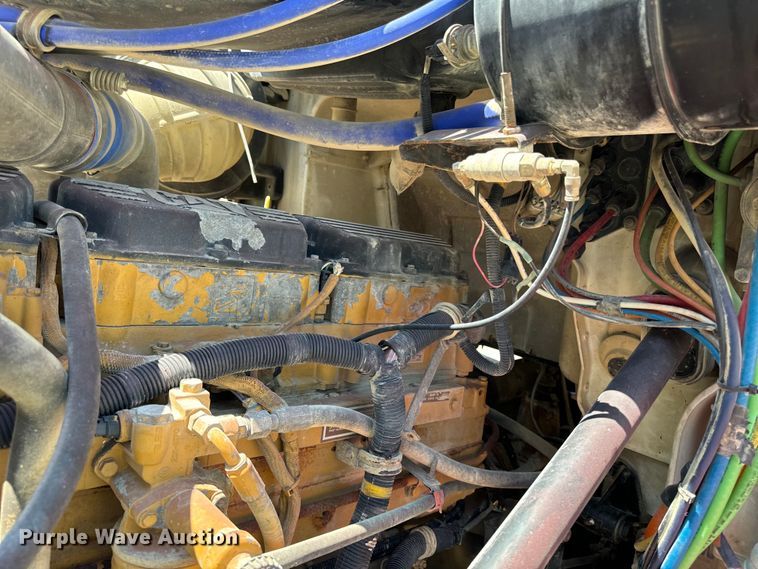 image for item EH4375 2002 International 9400i semi truck