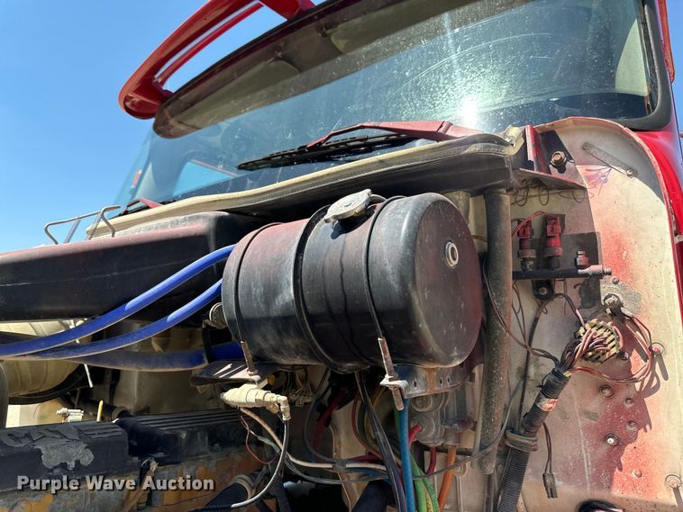 image for item EH4375 2002 International 9400i semi truck