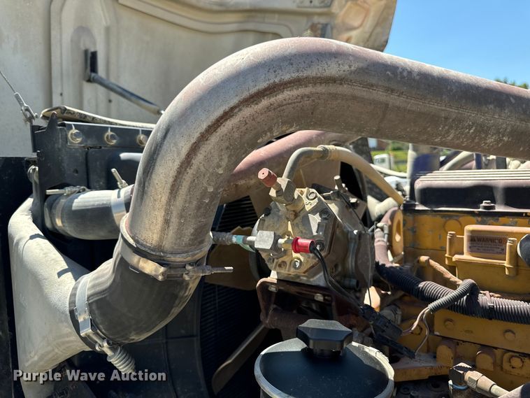 image for item EH4375 2002 International 9400i semi truck