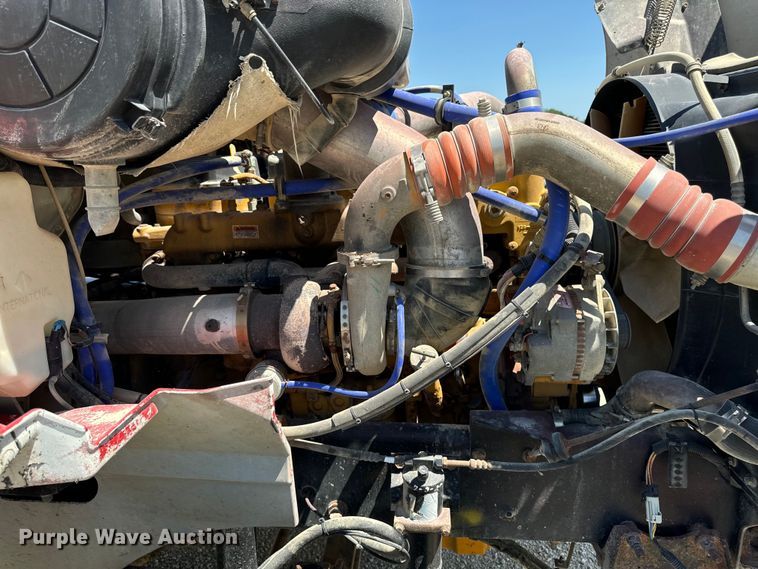 image for item EH4375 2002 International 9400i semi truck