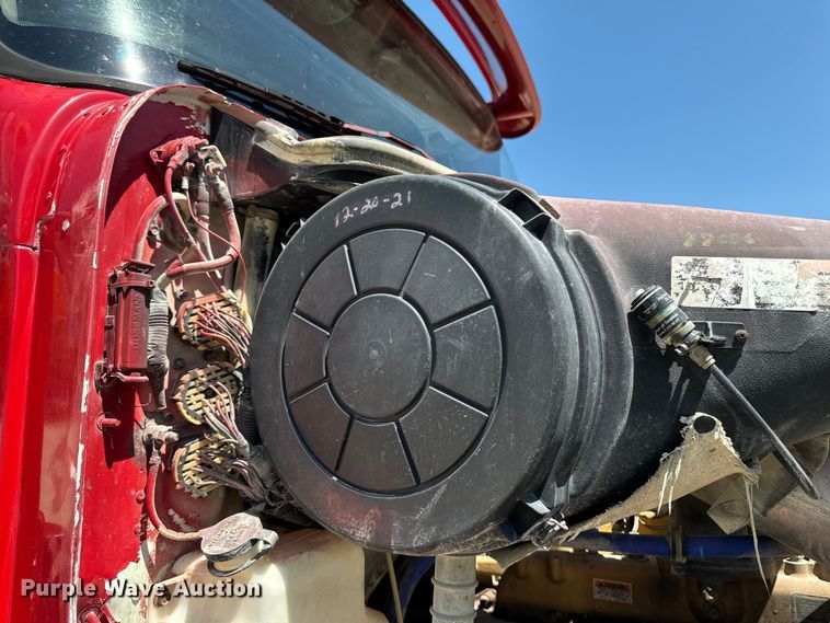 image for item EH4375 2002 International 9400i semi truck