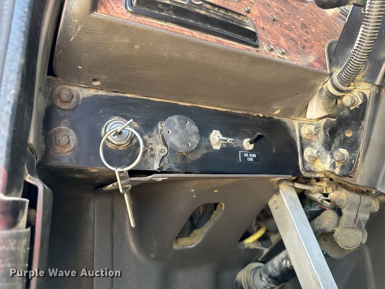 image for item EH4375 2002 International 9400i semi truck