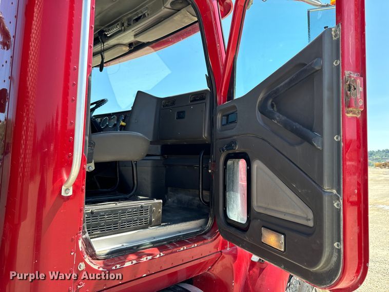 image for item EH4375 2002 International 9400i semi truck