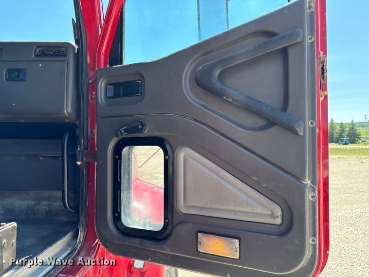 image for item EH4375 2002 International 9400i semi truck