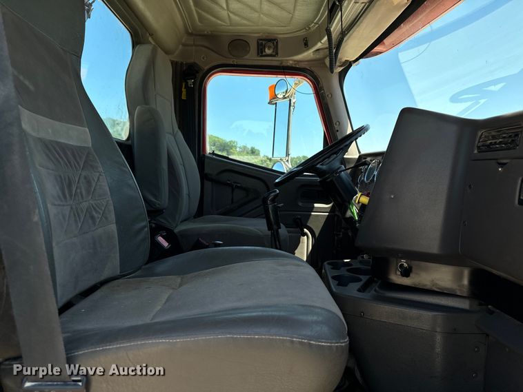 image for item EH4375 2002 International 9400i semi truck