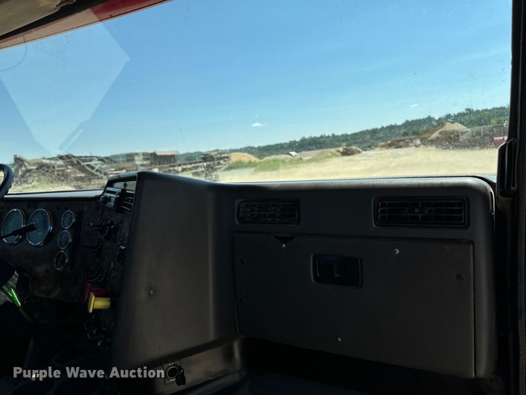 image for item EH4375 2002 International 9400i semi truck