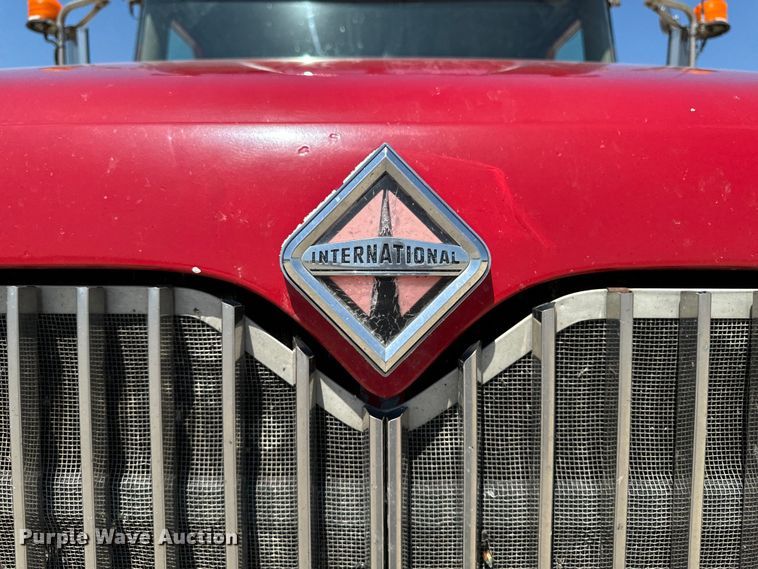 image for item EH4375 2002 International 9400i semi truck