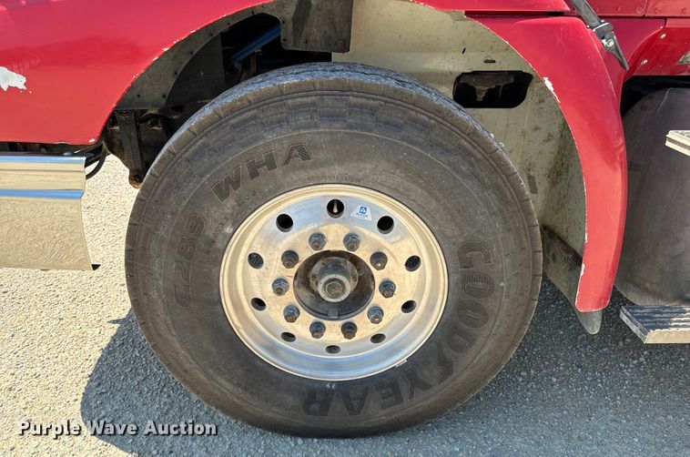 image for item EH4375 2002 International 9400i semi truck