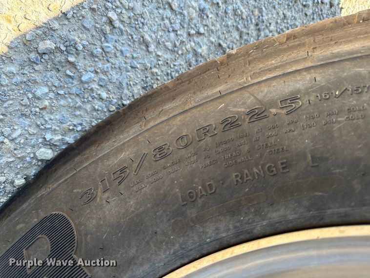 image for item EH4375 2002 International 9400i semi truck