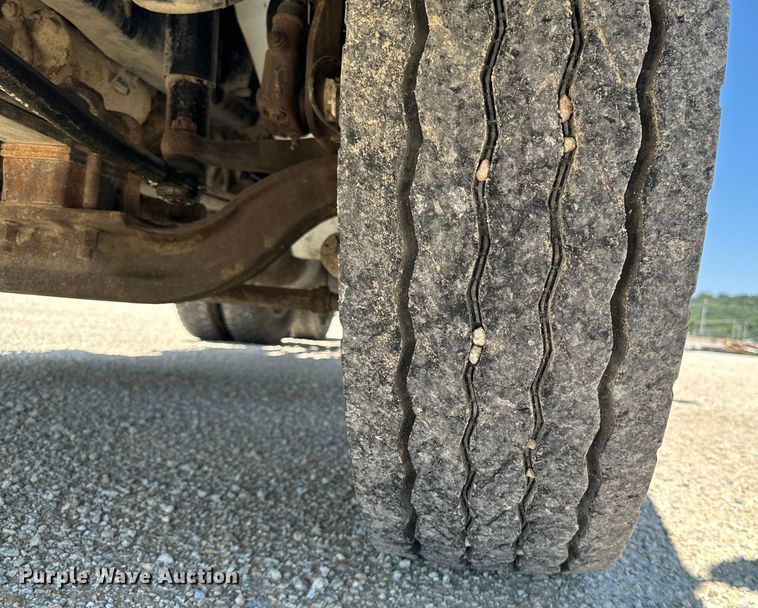 image for item EH4375 2002 International 9400i semi truck