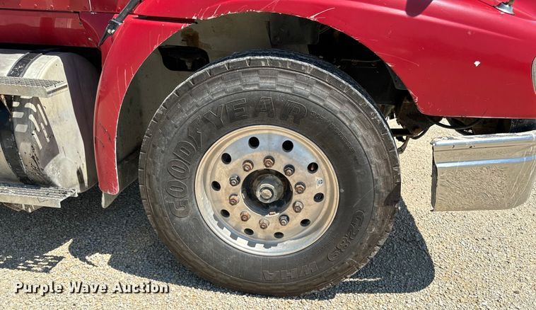 image for item EH4375 2002 International 9400i semi truck